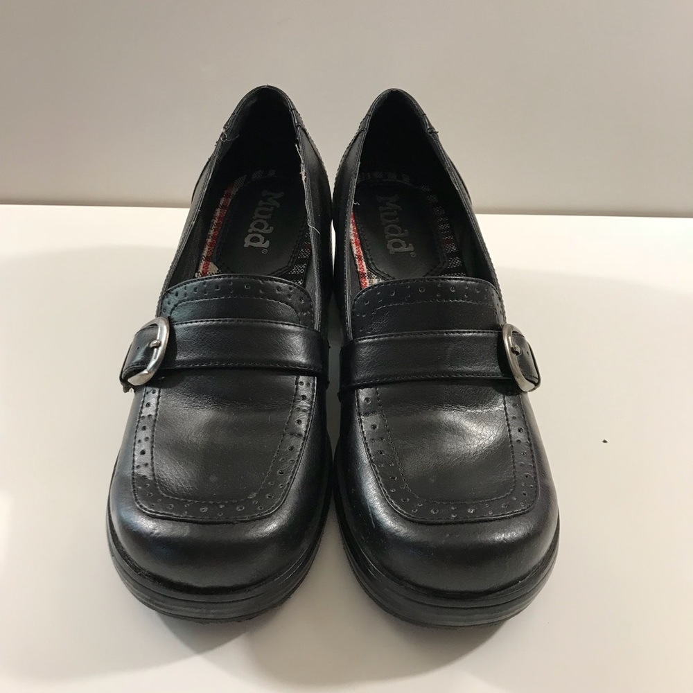 Black bucket platform